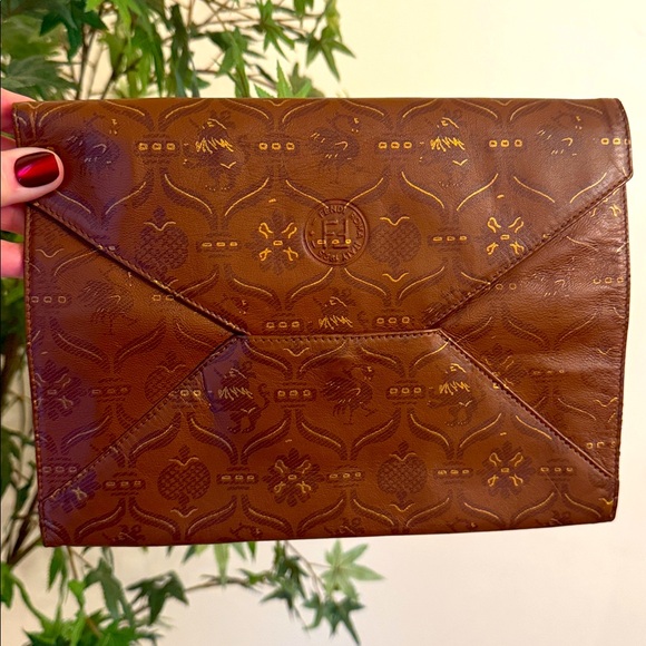 RARE! Authentic FENDI Leather Envelope Clutch • beautiful 😍 - Picture 1 of 14